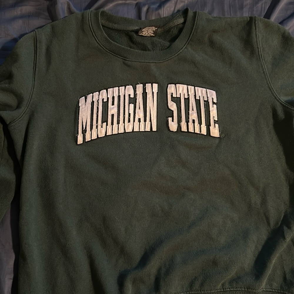 Size m in women’s Michigan state sweatshirt size M good condition.